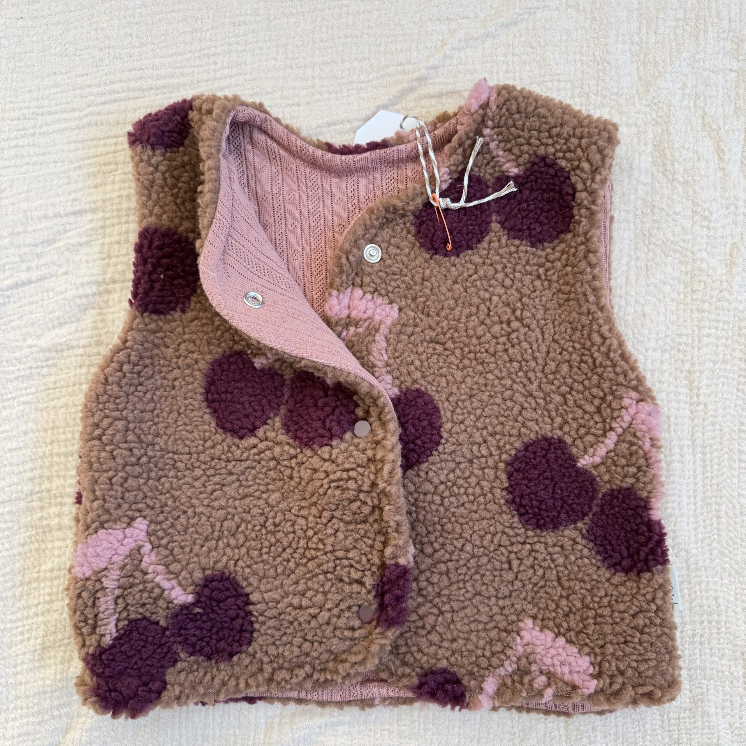 Teddyweste Kids „Kirschen mit Lochstrick“ Größe 92 und 128 Teddyweste Kids "Kirschen mit Lochstrick" Größe 92 und 128